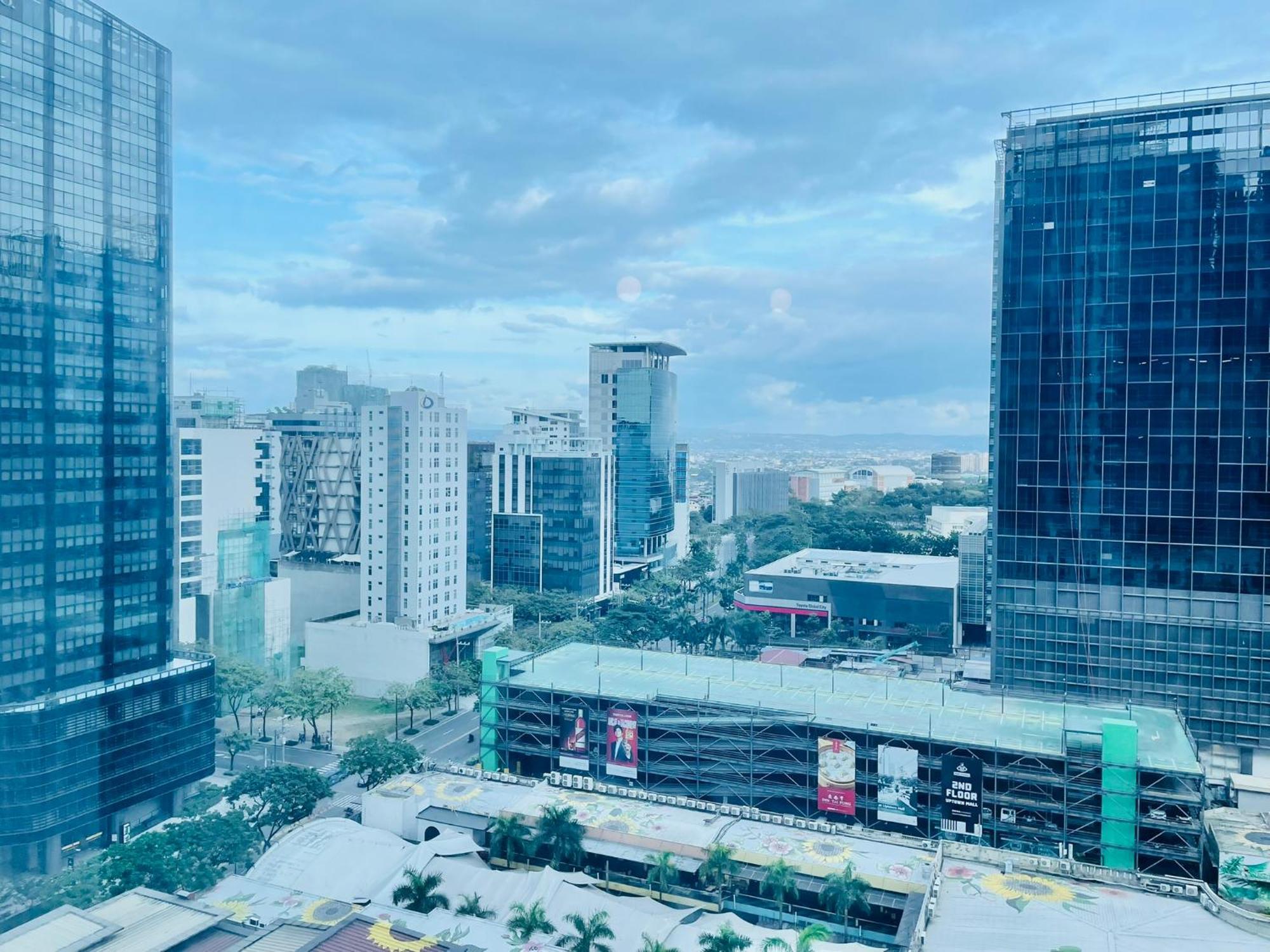 Uptown Parksuites Bgc Taguig Esterno foto